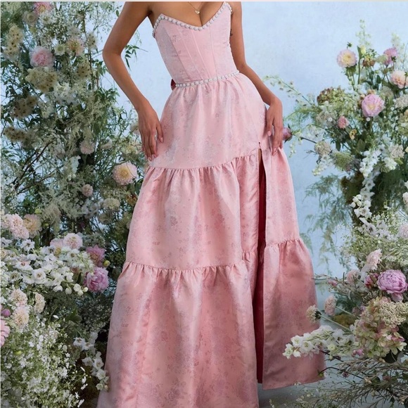 V. Chapman Dresses & Skirts - V. Chapman Pink Strapless Dress